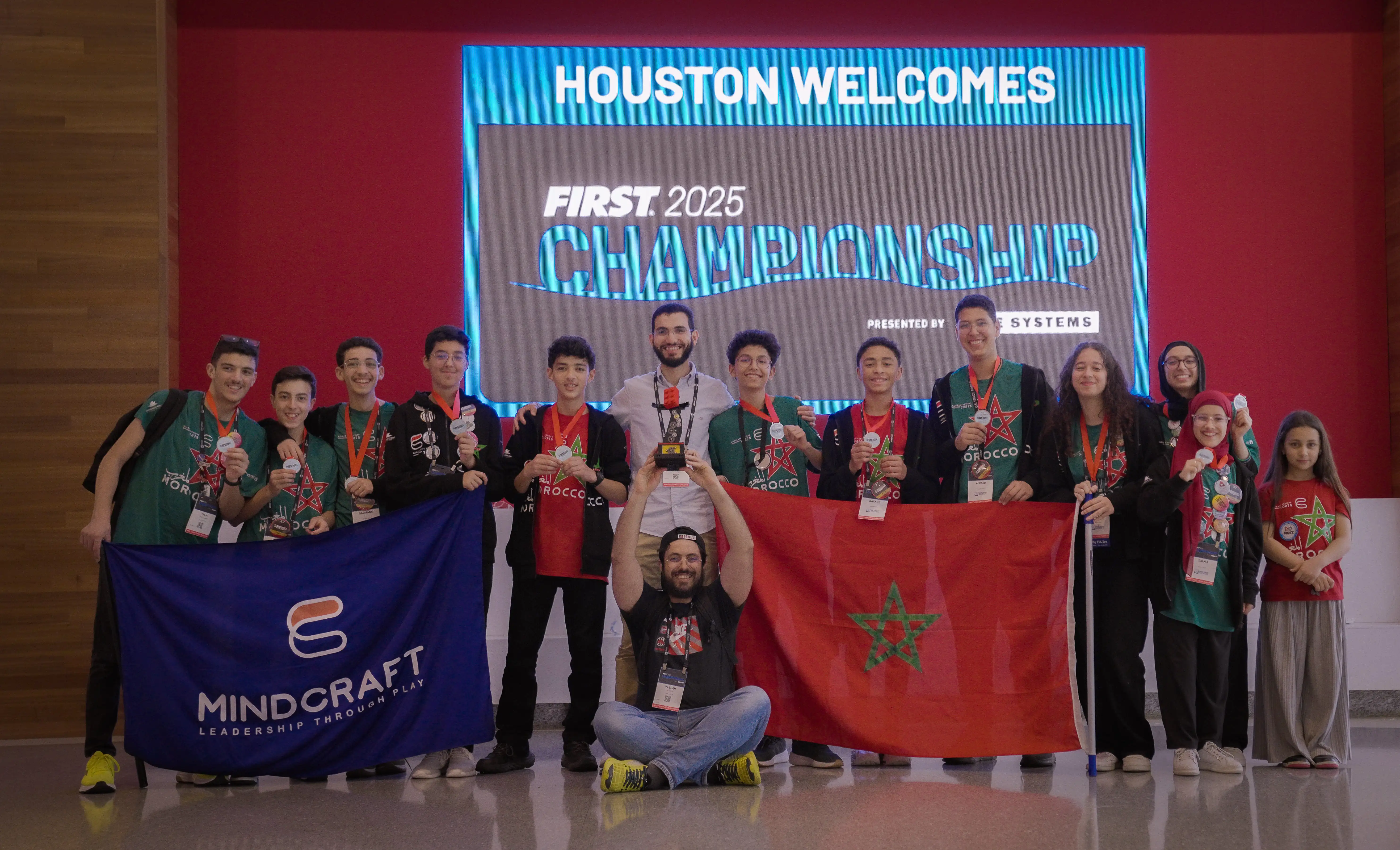 L’équipe Mindcraft, médaillée au FIRST Championship 2025 à Houston, avec le drapeau du Maroc